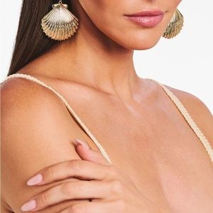Perla retrofete seashell drop earring